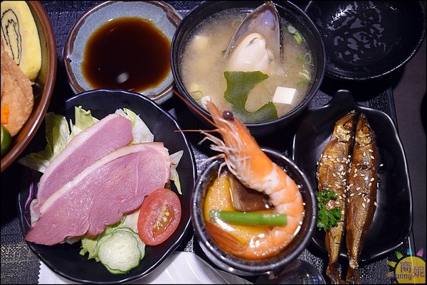 八坂丼屋(中友店)：台中一中商圈人氣平價丼飯。八坂丼屋。中友百貨超值澎湃海鮮熟食丼飯，吃過都說讚!@商妮吃喝遊樂