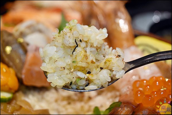 八坂丼屋(中友店)：台中一中商圈人氣平價丼飯。八坂丼屋。中友百貨超值澎湃海鮮熟食丼飯，吃過都說讚!@商妮吃喝遊樂