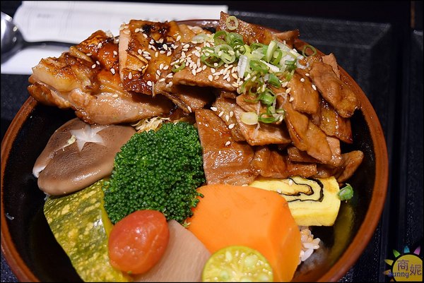 八坂丼屋(中友店)：台中一中商圈人氣平價丼飯。八坂丼屋。中友百貨超值澎湃海鮮熟食丼飯，吃過都說讚!@商妮吃喝遊樂