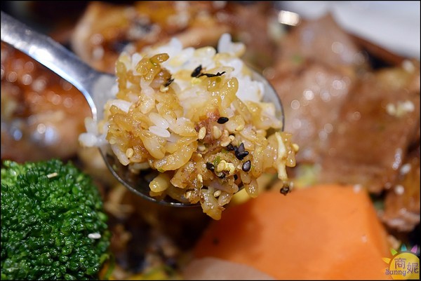 八坂丼屋(中友店)：台中一中商圈人氣平價丼飯。八坂丼屋。中友百貨超值澎湃海鮮熟食丼飯，吃過都說讚!@商妮吃喝遊樂