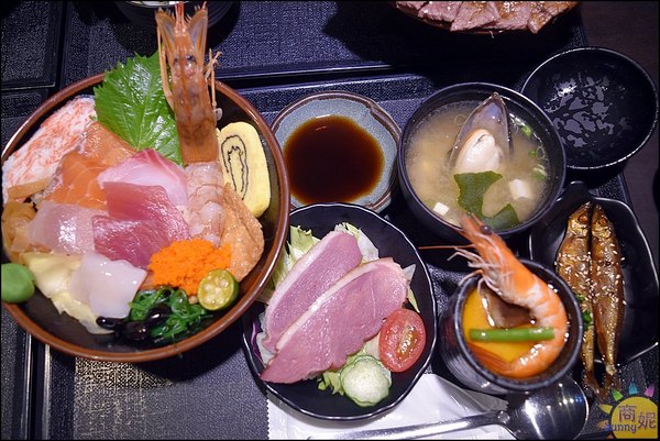 八坂丼屋(中友店)：台中一中商圈人氣平價丼飯。八坂丼屋。中友百貨超值澎湃海鮮熟食丼飯，吃過都說讚!@商妮吃喝遊樂