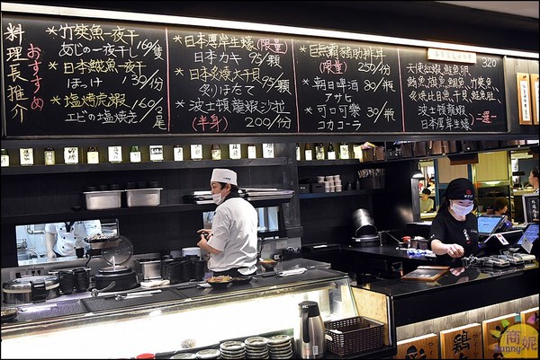 八坂丼屋(中友店)：台中一中商圈人氣平價丼飯。八坂丼屋。中友百貨超值澎湃海鮮熟食丼飯，吃過都說讚!@商妮吃喝遊樂