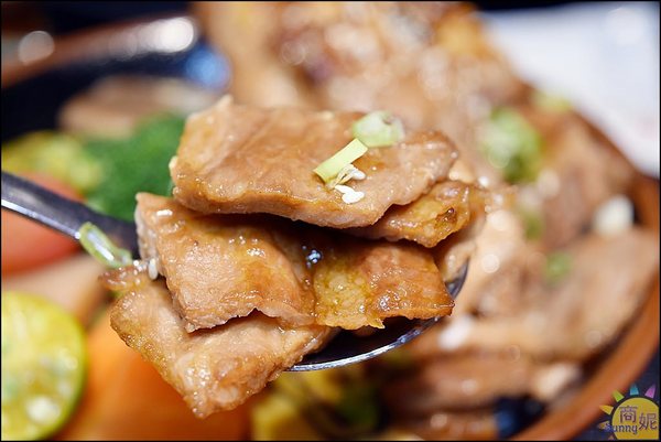 八坂丼屋(中友店)：台中一中商圈人氣平價丼飯。八坂丼屋。中友百貨超值澎湃海鮮熟食丼飯，吃過都說讚!@商妮吃喝遊樂