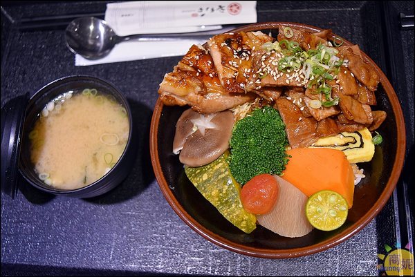 八坂丼屋(中友店)：台中一中商圈人氣平價丼飯。八坂丼屋。中友百貨超值澎湃海鮮熟食丼飯，吃過都說讚!@商妮吃喝遊樂