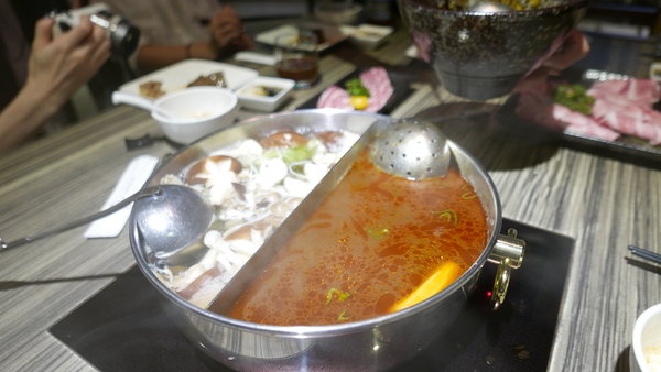 麻神麻辣火鍋:【台北市麻辣火鍋推薦】位於台北市南京東路的麻神麻辣火鍋~香而不辣、入口即化~呼朋引伴或是倆倆相望的火鍋新食代!噹噹媽火力全開大推薦!