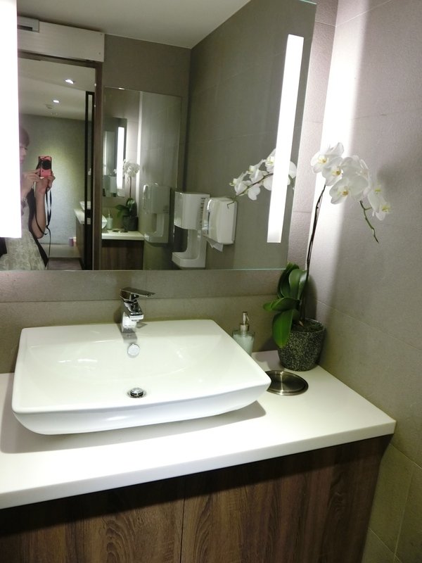 麻神麻辣火鍋:【台北市麻辣火鍋推薦】位於台北市南京東路的麻神麻辣火鍋~香而不辣、入口即化~呼朋引伴或是倆倆相望的火鍋新食代!噹噹媽火力全開大推薦!