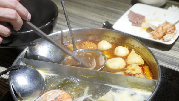 麻神麻辣火鍋:【台北市麻辣火鍋推薦】位於台北市南京東路的麻神麻辣火鍋~香而不辣、入口即化~呼朋引伴或是倆倆相望的火鍋新食代!噹噹媽火力全開大推薦!