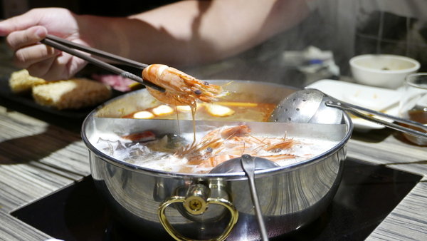 麻神麻辣火鍋:【台北市麻辣火鍋推薦】位於台北市南京東路的麻神麻辣火鍋~香而不辣、入口即化~呼朋引伴或是倆倆相望的火鍋新食代!噹噹媽火力全開大推薦!