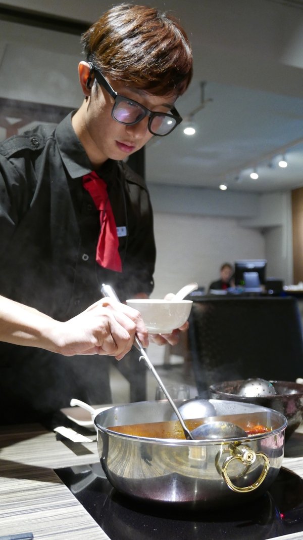 麻神麻辣火鍋:【台北市麻辣火鍋推薦】位於台北市南京東路的麻神麻辣火鍋~香而不辣、入口即化~呼朋引伴或是倆倆相望的火鍋新食代!噹噹媽火力全開大推薦!