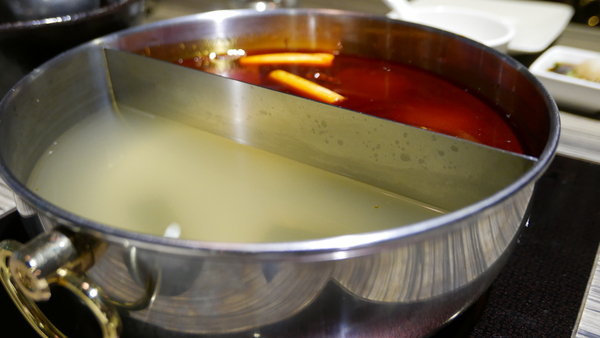 麻神麻辣火鍋:【台北市麻辣火鍋推薦】位於台北市南京東路的麻神麻辣火鍋~香而不辣、入口即化~呼朋引伴或是倆倆相望的火鍋新食代!噹噹媽火力全開大推薦!