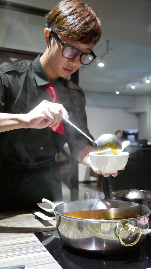 麻神麻辣火鍋:【台北市麻辣火鍋推薦】位於台北市南京東路的麻神麻辣火鍋~香而不辣、入口即化~呼朋引伴或是倆倆相望的火鍋新食代!噹噹媽火力全開大推薦!