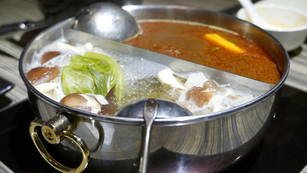 麻神麻辣火鍋:【台北市麻辣火鍋推薦】位於台北市南京東路的麻神麻辣火鍋~香而不辣、入口即化~呼朋引伴或是倆倆相望的火鍋新食代!噹噹媽火力全開大推薦!