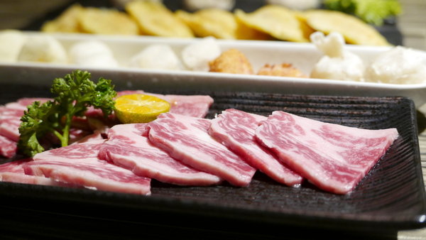 麻神麻辣火鍋:【台北市麻辣火鍋推薦】位於台北市南京東路的麻神麻辣火鍋~香而不辣、入口即化~呼朋引伴或是倆倆相望的火鍋新食代!噹噹媽火力全開大推薦!