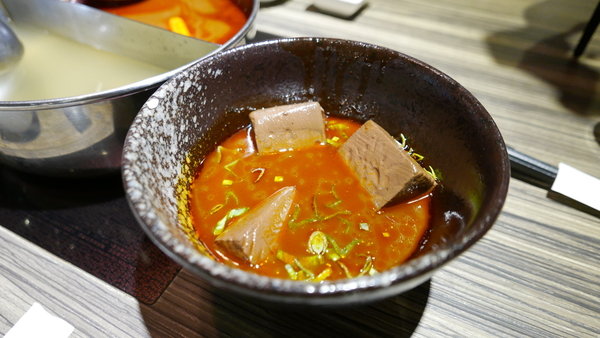 麻神麻辣火鍋:【台北市麻辣火鍋推薦】位於台北市南京東路的麻神麻辣火鍋~香而不辣、入口即化~呼朋引伴或是倆倆相望的火鍋新食代!噹噹媽火力全開大推薦!