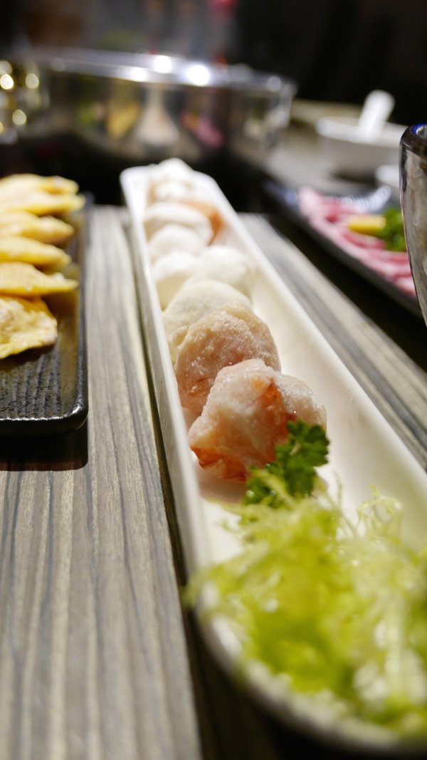 麻神麻辣火鍋:【台北市麻辣火鍋推薦】位於台北市南京東路的麻神麻辣火鍋~香而不辣、入口即化~呼朋引伴或是倆倆相望的火鍋新食代!噹噹媽火力全開大推薦!