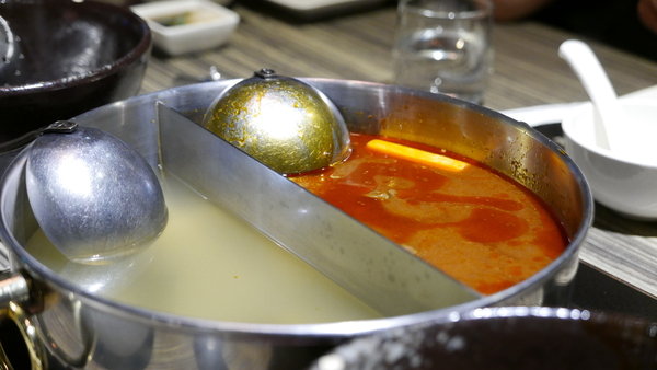 麻神麻辣火鍋:【台北市麻辣火鍋推薦】位於台北市南京東路的麻神麻辣火鍋~香而不辣、入口即化~呼朋引伴或是倆倆相望的火鍋新食代!噹噹媽火力全開大推薦!