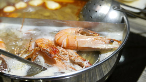 麻神麻辣火鍋:【台北市麻辣火鍋推薦】位於台北市南京東路的麻神麻辣火鍋~香而不辣、入口即化~呼朋引伴或是倆倆相望的火鍋新食代!噹噹媽火力全開大推薦!