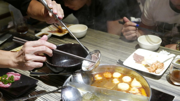 麻神麻辣火鍋:【台北市麻辣火鍋推薦】位於台北市南京東路的麻神麻辣火鍋~香而不辣、入口即化~呼朋引伴或是倆倆相望的火鍋新食代!噹噹媽火力全開大推薦!