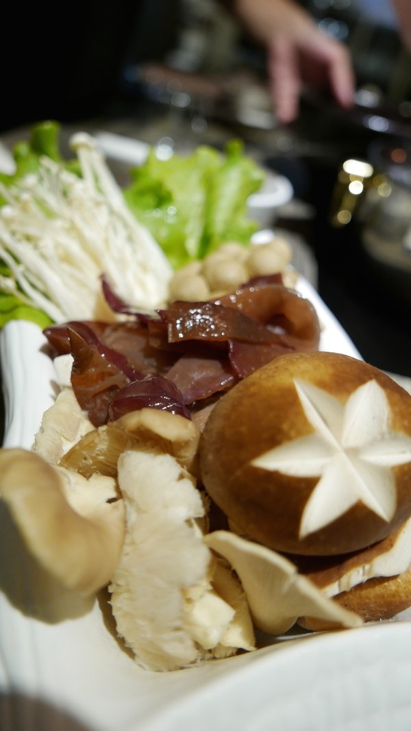 麻神麻辣火鍋:【台北市麻辣火鍋推薦】位於台北市南京東路的麻神麻辣火鍋~香而不辣、入口即化~呼朋引伴或是倆倆相望的火鍋新食代!噹噹媽火力全開大推薦!