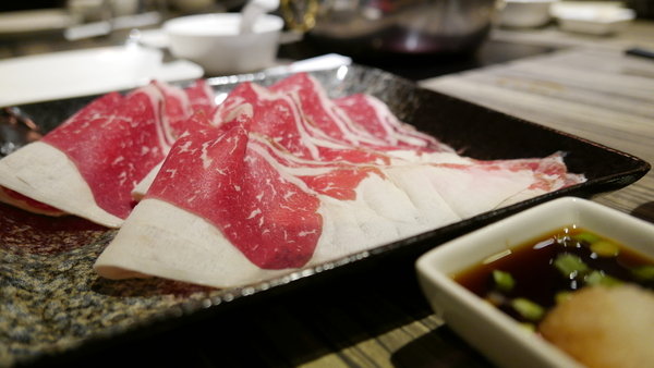 麻神麻辣火鍋:【台北市麻辣火鍋推薦】位於台北市南京東路的麻神麻辣火鍋~香而不辣、入口即化~呼朋引伴或是倆倆相望的火鍋新食代!噹噹媽火力全開大推薦!