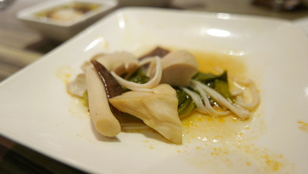 麻神麻辣火鍋:【台北市麻辣火鍋推薦】位於台北市南京東路的麻神麻辣火鍋~香而不辣、入口即化~呼朋引伴或是倆倆相望的火鍋新食代!噹噹媽火力全開大推薦!