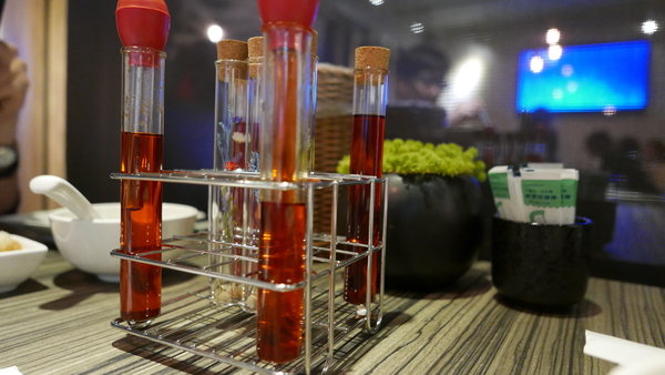 麻神麻辣火鍋:【台北市麻辣火鍋推薦】位於台北市南京東路的麻神麻辣火鍋~香而不辣、入口即化~呼朋引伴或是倆倆相望的火鍋新食代!噹噹媽火力全開大推薦!