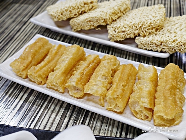 麻神麻辣火鍋：麻神麻辣鍋 費時熬煮的麻辣湯底涮入各種頂級食材 銷魂香麻滋味令人垂涎！台北宵夜/麻辣火鍋/捷運南京三民站/台北松山鍋物