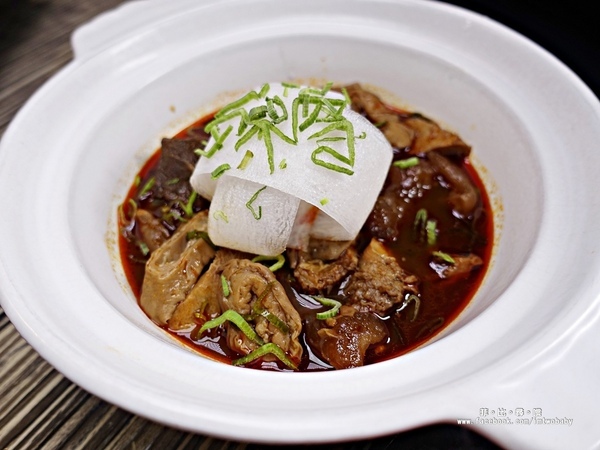 麻神麻辣火鍋：麻神麻辣鍋 費時熬煮的麻辣湯底涮入各種頂級食材 銷魂香麻滋味令人垂涎！台北宵夜/麻辣火鍋/捷運南京三民站/台北松山鍋物