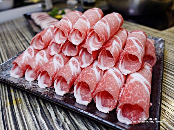 麻神麻辣火鍋：麻神麻辣鍋 費時熬煮的麻辣湯底涮入各種頂級食材 銷魂香麻滋味令人垂涎！台北宵夜/麻辣火鍋/捷運南京三民站/台北松山鍋物