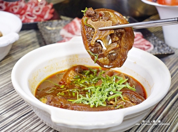 麻神麻辣火鍋：麻神麻辣鍋 費時熬煮的麻辣湯底涮入各種頂級食材 銷魂香麻滋味令人垂涎！台北宵夜/麻辣火鍋/捷運南京三民站/台北松山鍋物