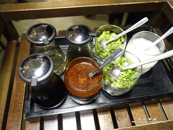 麻神麻辣火鍋：麻神麻辣鍋 費時熬煮的麻辣湯底涮入各種頂級食材 銷魂香麻滋味令人垂涎！台北宵夜/麻辣火鍋/捷運南京三民站/台北松山鍋物