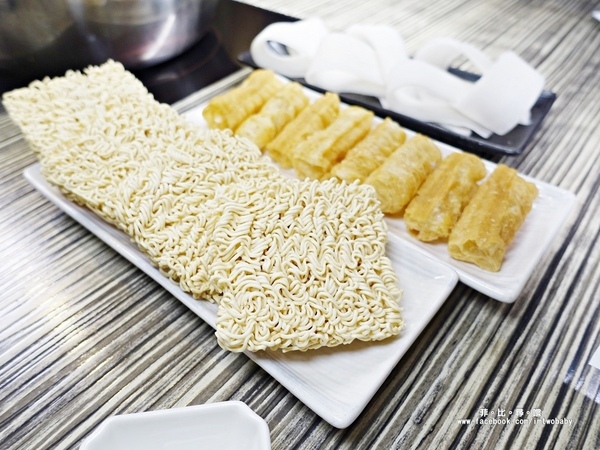 麻神麻辣火鍋：麻神麻辣鍋 費時熬煮的麻辣湯底涮入各種頂級食材 銷魂香麻滋味令人垂涎！台北宵夜/麻辣火鍋/捷運南京三民站/台北松山鍋物