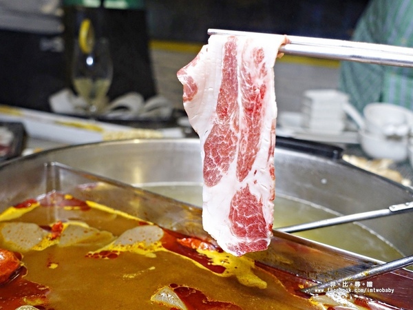 麻神麻辣火鍋：麻神麻辣鍋 費時熬煮的麻辣湯底涮入各種頂級食材 銷魂香麻滋味令人垂涎！台北宵夜/麻辣火鍋/捷運南京三民站/台北松山鍋物