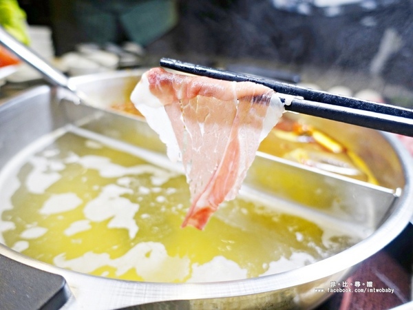 麻神麻辣火鍋：麻神麻辣鍋 費時熬煮的麻辣湯底涮入各種頂級食材 銷魂香麻滋味令人垂涎！台北宵夜/麻辣火鍋/捷運南京三民站/台北松山鍋物