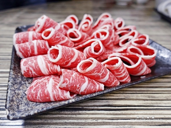 麻神麻辣火鍋：麻神麻辣鍋 費時熬煮的麻辣湯底涮入各種頂級食材 銷魂香麻滋味令人垂涎！台北宵夜/麻辣火鍋/捷運南京三民站/台北松山鍋物