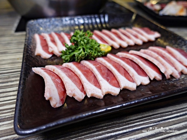 麻神麻辣火鍋：麻神麻辣鍋 費時熬煮的麻辣湯底涮入各種頂級食材 銷魂香麻滋味令人垂涎！台北宵夜/麻辣火鍋/捷運南京三民站/台北松山鍋物