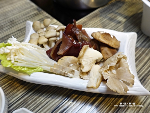 麻神麻辣火鍋：麻神麻辣鍋 費時熬煮的麻辣湯底涮入各種頂級食材 銷魂香麻滋味令人垂涎！台北宵夜/麻辣火鍋/捷運南京三民站/台北松山鍋物