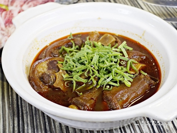 麻神麻辣火鍋：麻神麻辣鍋 費時熬煮的麻辣湯底涮入各種頂級食材 銷魂香麻滋味令人垂涎！台北宵夜/麻辣火鍋/捷運南京三民站/台北松山鍋物