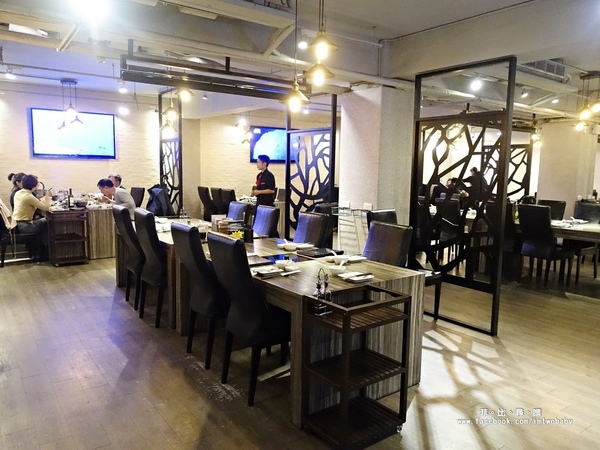 麻神麻辣火鍋：麻神麻辣鍋 費時熬煮的麻辣湯底涮入各種頂級食材 銷魂香麻滋味令人垂涎！台北宵夜/麻辣火鍋/捷運南京三民站/台北松山鍋物