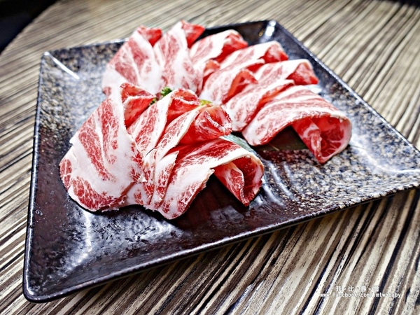 麻神麻辣火鍋：麻神麻辣鍋 費時熬煮的麻辣湯底涮入各種頂級食材 銷魂香麻滋味令人垂涎！台北宵夜/麻辣火鍋/捷運南京三民站/台北松山鍋物