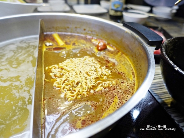 麻神麻辣火鍋：麻神麻辣鍋 費時熬煮的麻辣湯底涮入各種頂級食材 銷魂香麻滋味令人垂涎！台北宵夜/麻辣火鍋/捷運南京三民站/台北松山鍋物