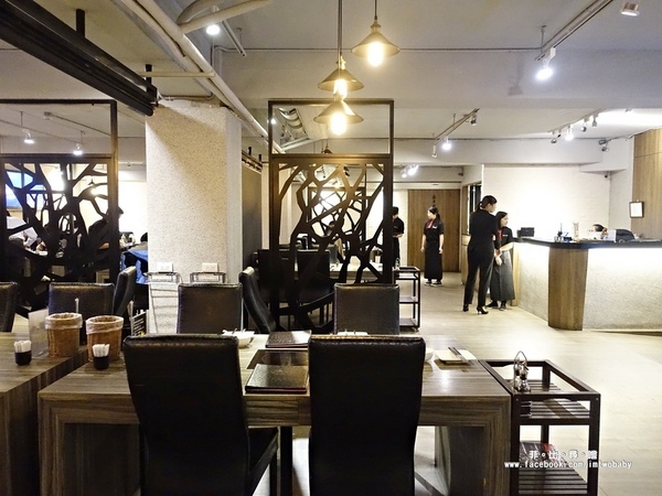 麻神麻辣火鍋：麻神麻辣鍋 費時熬煮的麻辣湯底涮入各種頂級食材 銷魂香麻滋味令人垂涎！台北宵夜/麻辣火鍋/捷運南京三民站/台北松山鍋物