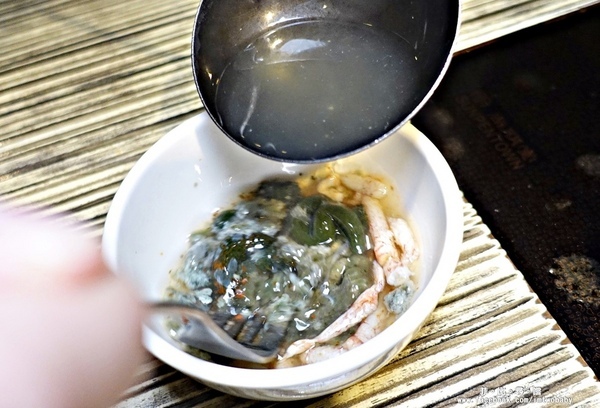 麻神麻辣火鍋：麻神麻辣鍋 費時熬煮的麻辣湯底涮入各種頂級食材 銷魂香麻滋味令人垂涎！台北宵夜/麻辣火鍋/捷運南京三民站/台北松山鍋物