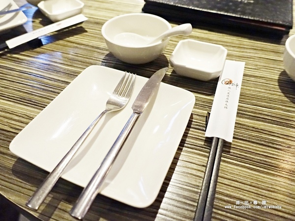 麻神麻辣火鍋：麻神麻辣鍋 費時熬煮的麻辣湯底涮入各種頂級食材 銷魂香麻滋味令人垂涎！台北宵夜/麻辣火鍋/捷運南京三民站/台北松山鍋物