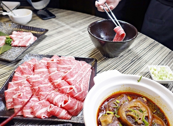 麻神麻辣火鍋：麻神麻辣鍋 費時熬煮的麻辣湯底涮入各種頂級食材 銷魂香麻滋味令人垂涎！台北宵夜/麻辣火鍋/捷運南京三民站/台北松山鍋物