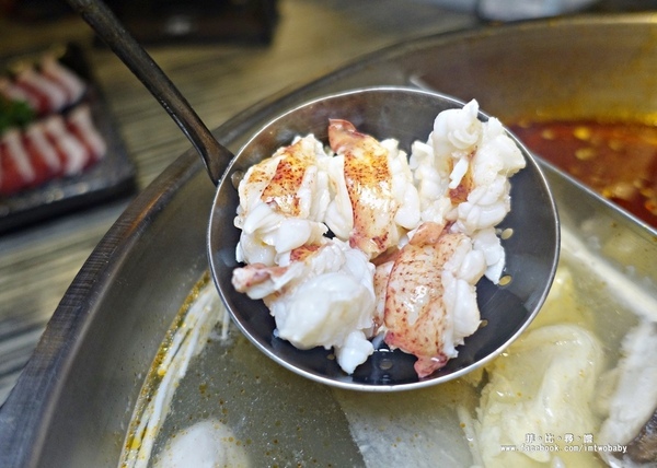 麻神麻辣火鍋：麻神麻辣鍋 費時熬煮的麻辣湯底涮入各種頂級食材 銷魂香麻滋味令人垂涎！台北宵夜/麻辣火鍋/捷運南京三民站/台北松山鍋物