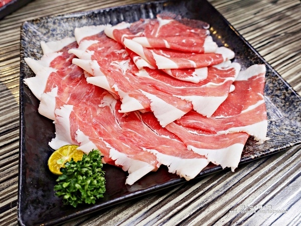 麻神麻辣火鍋：麻神麻辣鍋 費時熬煮的麻辣湯底涮入各種頂級食材 銷魂香麻滋味令人垂涎！台北宵夜/麻辣火鍋/捷運南京三民站/台北松山鍋物