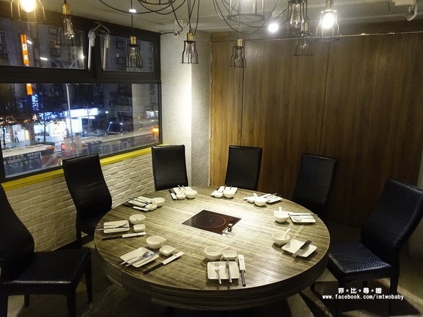 麻神麻辣火鍋：麻神麻辣鍋 費時熬煮的麻辣湯底涮入各種頂級食材 銷魂香麻滋味令人垂涎！台北宵夜/麻辣火鍋/捷運南京三民站/台北松山鍋物