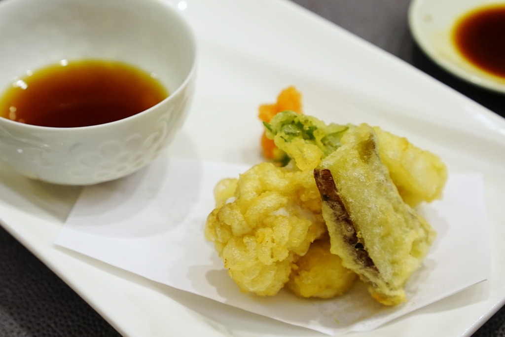 台中美食。十秋 旬、割烹--隱身巷弄中--慢慢的餵飽你--豐富中帶點小店的風格