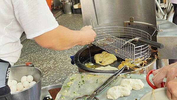 【三重美食】三重蛋餅大王｜排隊要等半小時以上的爆人氣蛋餅店